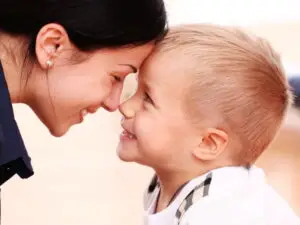Read more about the article Mame de copii stângaci –  Cum să iasă un copil stângaci din doi părinți dreptaci?!