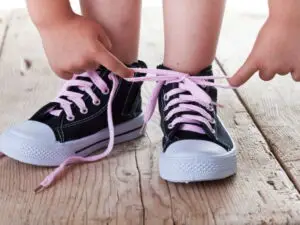 Read more about the article Cum învățați un copil stângaci să își lege șireturile